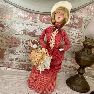 BYERS' CHOICE Caroler Figurine Doll Woman Tea Set China Vendor 2000